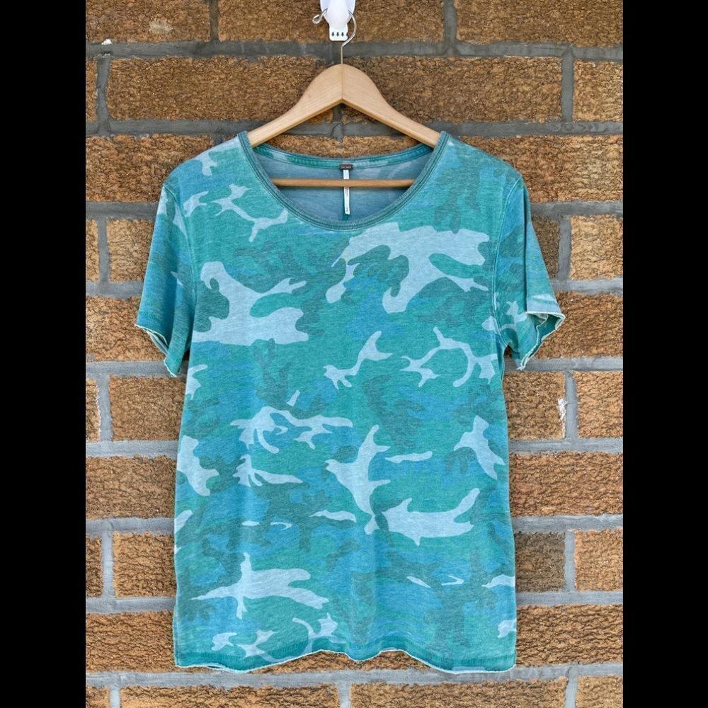 Free People Women's Green Tourist T-shirt, Camo Pattern small